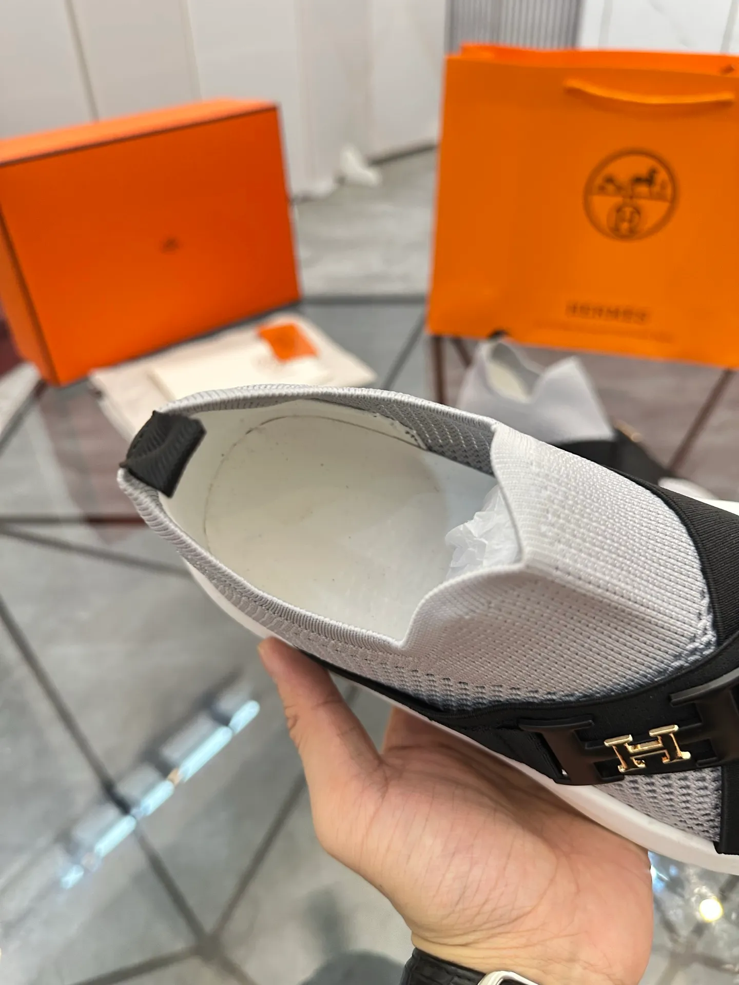 Selling men's shoes 💰: 💰P600¥ High-end top quality Product trademark: Hermes * "Hermès*" low-cut casual shoes Regular size: 38-45 (can be customized to 46) Product materials: upper imported from the counter original fly weave, breathable lining, cowhide foot pads, original outsole. No.: 001